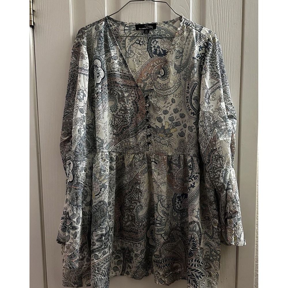 Suzanne Betro 2X Slight Shear Cream Floral Bell Sleeve